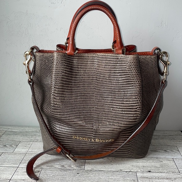 Dooney & Bourke Handbags - Dooney & Bourke Lizard Embossed Barlow Leather Purse EUC